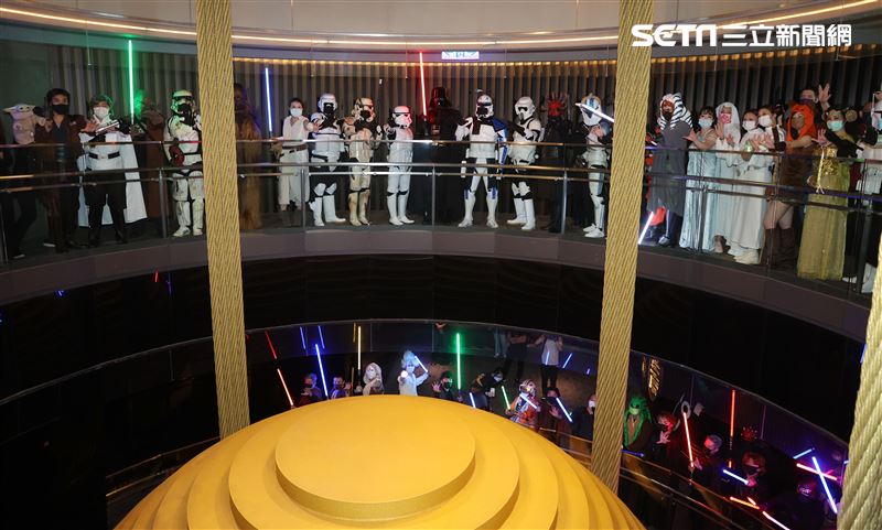 黑武士、R2D2、丘巴卡、白兵、達斯魔、REX、機車兵、阿索卡與百名星戰迷共襄盛與星戰日活動。（記者邱榮吉/攝影）