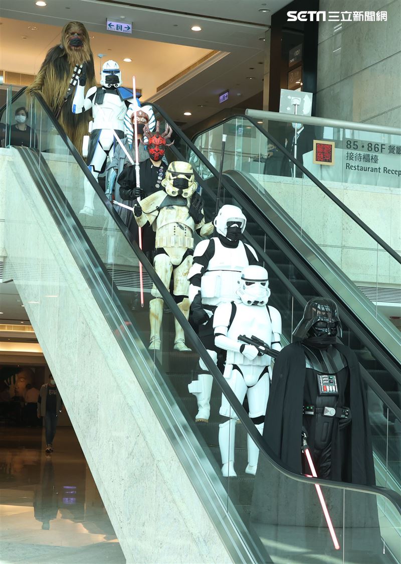 黑武士、R2D2、丘巴卡、白兵、達斯魔、REX、機車兵、阿索卡與百名星戰迷共襄盛與星戰日活動。（記者邱榮吉/攝影）