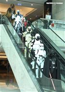 黑武士、R2D2、丘巴卡、白兵、達斯魔、REX、機車兵、阿索卡與百名星戰迷共襄盛與星戰日活動。（記者邱榮吉/攝影）