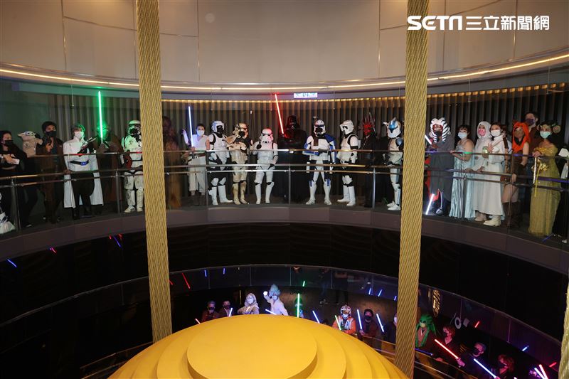 黑武士、R2D2、丘巴卡、白兵、達斯魔、REX、機車兵、阿索卡與百名星戰迷共襄盛與星戰日活動。（記者邱榮吉/攝影）