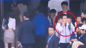 男高中生將手湊近鼻子吸一口氣，下秒突然就暈了過去。（圖／翻攝自pelma7推特）