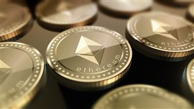 漲幅創新高！以太幣漲破3400美元
區塊鏈平台以太坊（Ethereum）的以太幣（Ether）今日持續上漲，亞洲盤一度漲破3400美元，創下歷史新高，以太幣今年以來漲幅達360％。
https://pixabay.com/illustrations/ethereum-currency-trading-3660218/
圖／翻攝自pixabay