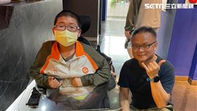 《男人與他的海》導演黃嘉俊與南投暨大附中一名罕病生合照
圖牽猴子提供