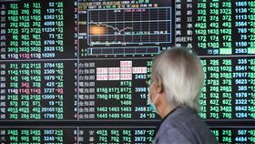 台股殺聲震天　跌破1萬7000點（1）台股繼3日爆出歷史次大量，帶量下殺344.31點後，4日早盤開高即遇賣壓，指數一路下探，盤中大跌逾500點，跌破1萬7000點。中央社記者裴禛攝　110年5月4日