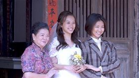 國民阿嬤淑芳阿姨（左1）為黃堯（中）親手縫婚紗，右為顏卓靈。（圖／星泰娛樂提供）