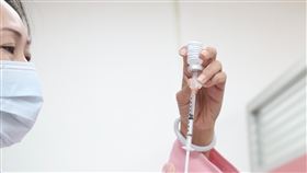 AZ公費疫苗擴大施打（1）中央流行疫情指揮中心23日起開放警察、憲兵等維持社會機能運作必要人員及長照社福機構、社福照護系統人員與受照顧者等對象公費接種AZ疫苗。中央社記者吳家昇攝  110年4月23日