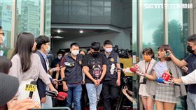 警方訊後將潑蟑螂恐嚇鉅星匯餐廳的5名嫌犯移送法辦。（圖／記者楊忠翰攝影）