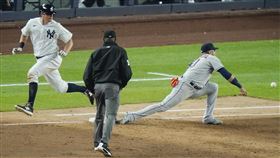 ▲拉梅修（DJ LeMahieu）三壘滾地球造成太空人失誤，洋基一舉攻下3分。（圖／美聯社／達志影像）