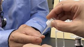 民眾生活中受小傷或割傷時，都會使用OK蹦，不過現在OK蹦形式選擇多種，更有如「三秒膠」般液體的款式。圖為示意圖。（圖／食藥署提供）