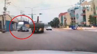 大貨車猛撞休旅車　還波及對向2車