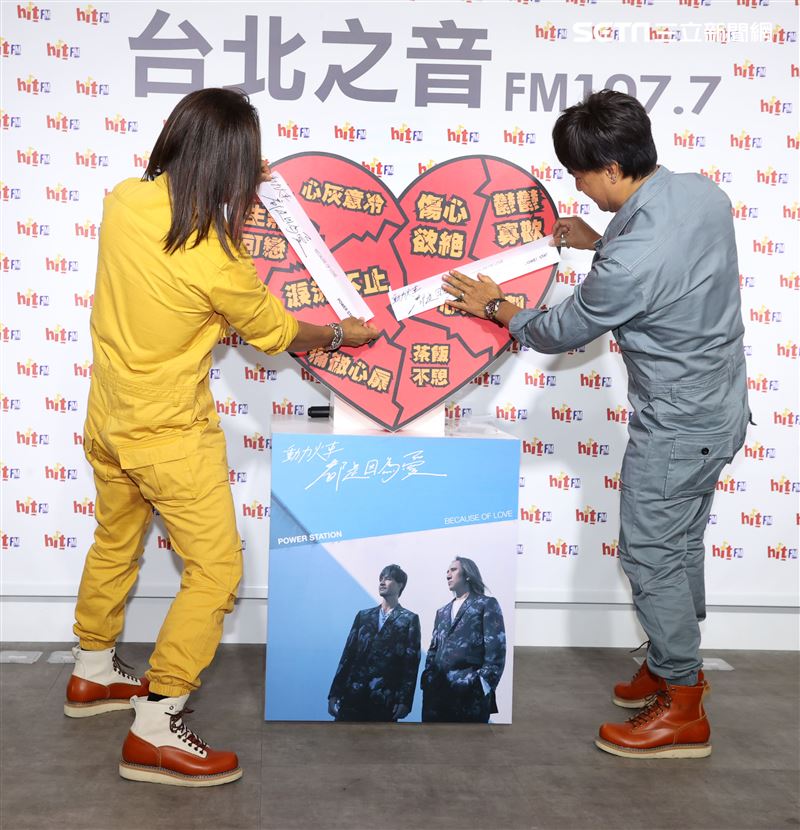 動力火車顏志琳、尤秋興宣傳新專輯。（記者邱榮吉/攝影）