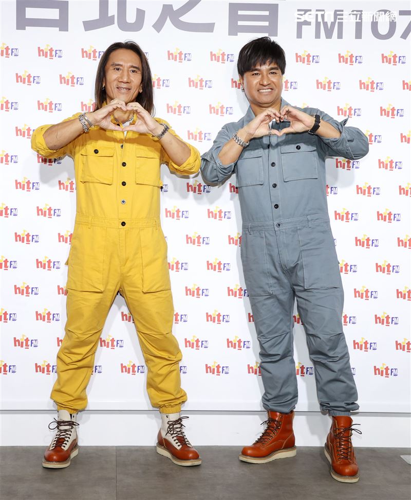 動力火車顏志琳、尤秋興宣傳新專輯。（記者邱榮吉/攝影）