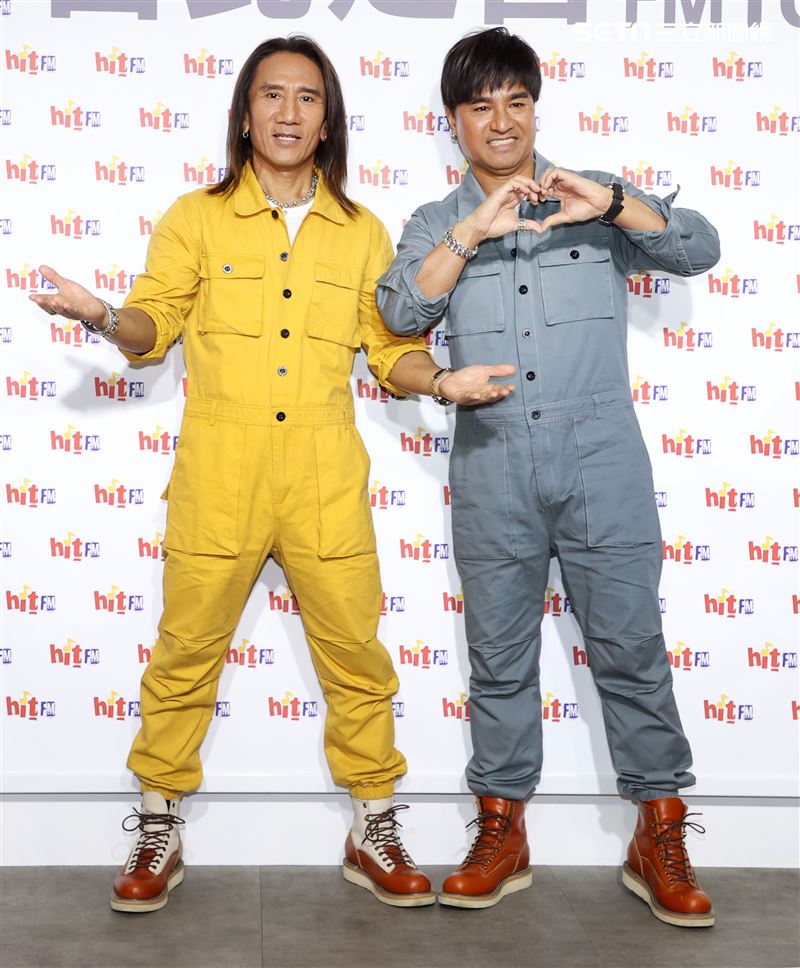 動力火車顏志琳、尤秋興宣傳新專輯。（記者邱榮吉/攝影）