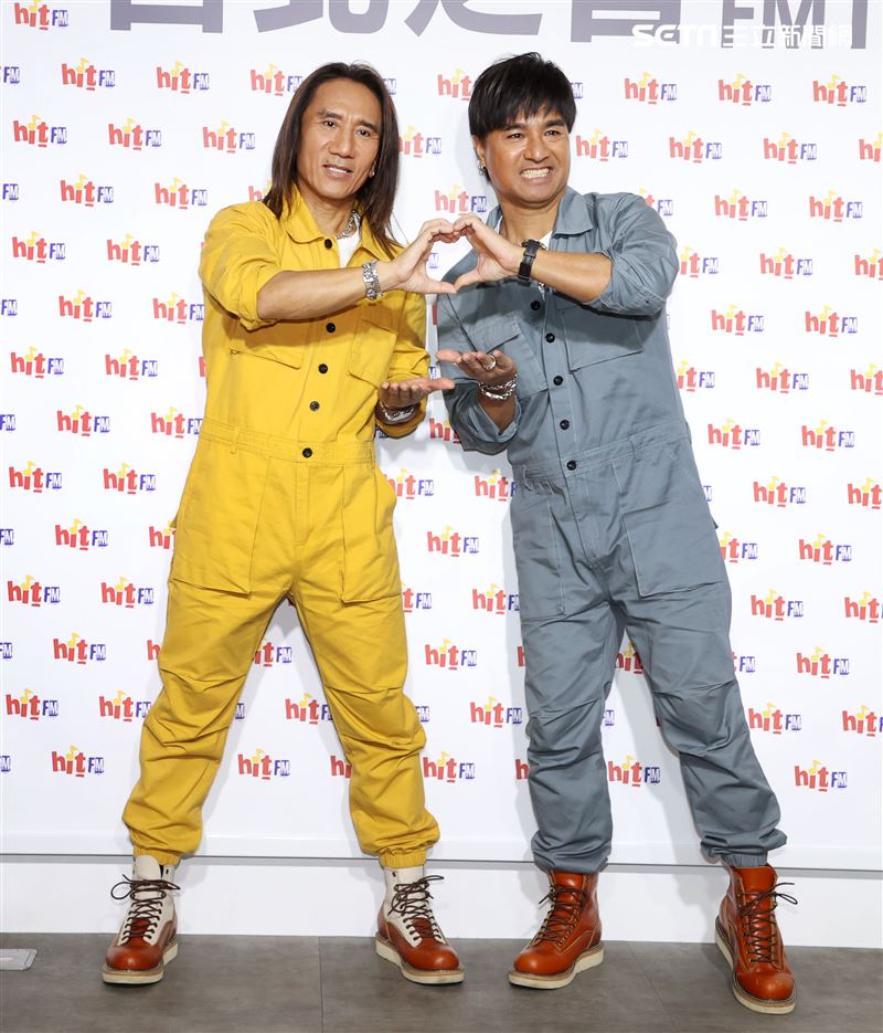 動力火車顏志琳、尤秋興宣傳新專輯。（記者邱榮吉/攝影）