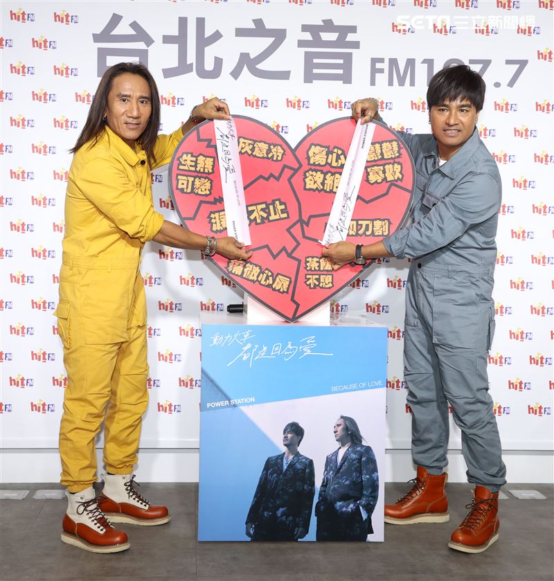動力火車顏志琳、尤秋興宣傳新專輯。（記者邱榮吉/攝影）