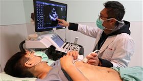 亞大醫院心臟血管外科主任劉殷佐替患者做心臟超音波檢查；非當事人（圖／亞大醫院提供）