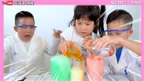 ▲大兒子被「火山爆發」實驗嚇壞。（圖／究識家YouTube授權）