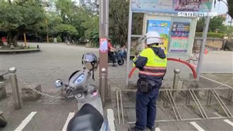 欠錢還錢！羅東夜市路燈貼滿討債文宣