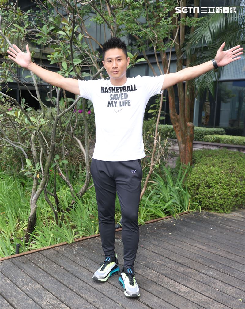 全明星小刀三立新聞網專訪。（記者邱榮吉/攝影）