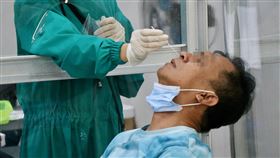 印尼民眾接受武漢肺炎病毒抗原檢驗印尼要求搭乘長途火車民眾出示武漢肺炎病毒檢驗的相關陰性證明，民眾5日在雅加達瑟南火車站接受採集鼻咽樣本的抗原檢驗。中央社記者石秀娟雅加達攝  110年2月6日