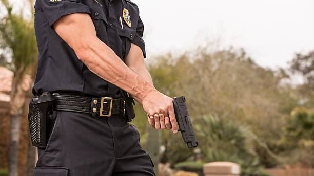 忘記槍上膛…警手觸動板機貫穿內務櫃
