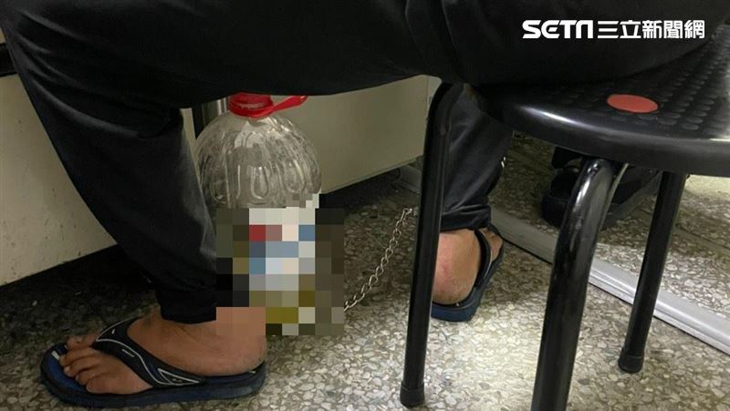 最糗毒蟲！破窗偷撲滿被逮尿桶不離身