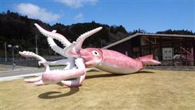 拿防疫補助金做「巨大烏賊地標」　圖／翻攝自推特／@natsunimukau
