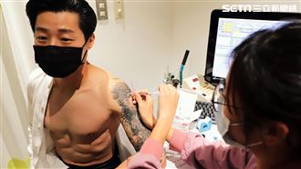 林昶佐打疫苗　「六塊肌」讓網暴動了
