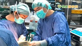 葉大成醫師分享一位28歲年輕乳癌患者，曾因煩惱化學治療後能否結婚生子，一度想放棄治療，經葉醫師鼓勵，透過化療前搭配類性腺激素釋放素（GnRH analogue）治療，追蹤兩三年後傳出與男友結婚的好消息，並於32歲生下孩子，更抱著小孩來看葉醫師。