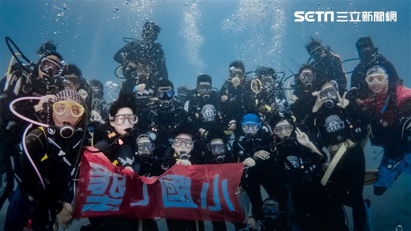 墾丁國小畢典　潛到海底拿畢業證書