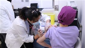 醫護施打AZ疫苗（門諾醫院提供）