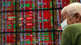 台股大漲150點收紅盤（1）台股6日開高震盪，收盤漲150.92點，為16994.36點，漲幅0.9%。中央社記者王騰毅攝  110年5月6日