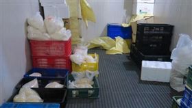 製麵廠衛生違規　高市要求停工改善高雄一家製麵加工所遭網友爆料環境髒亂。高雄市衛生局6日表示，派員稽查後，發現完成麵品放在地上等缺失，當場勒令暫停營運，要求業者26日前改善，否則可開罰新台幣6萬元。（圖／翻攝自高雄市衛生局）
https://khd.kcg.gov.tw/tw/news/show.php?num=3964