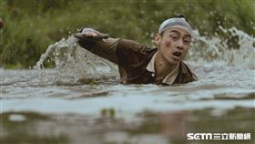 金盞花大影業《池塘怪談》新聞稿 -《緝魂》導演程偉豪推青春荒誕之作《池塘怪談》　自認「腦洞大開！」「最佳男配角」林鶴軒、「最強新人」陳姸霏、石知田等新銳演員主演（圖／金盞花大影業提供）