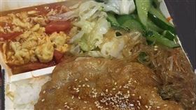 板橋60元便當「雞腿滿出來」！網狂推內用：炒麵吃到飽（圖／翻攝自Dcard）