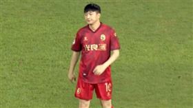 中國足球隊老闆何世華上場（圖／翻攝自微博）