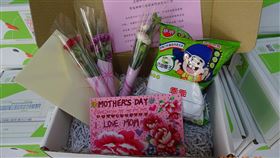 收容人母親節前寄賀禮　附零食允「乖乖」苗栗看守所在母親節前夕，特別贈送女性收容人康乃馨，6日也安排收容人製作母親節賀卡，由所方出資協助郵寄，特別的是，還會附贈1朵康乃馨及零食「乖乖」，象徵收容人允諾母親「乖乖回家、回家乖乖」。（苗栗看守所提供）中央社記者管瑞平傳真　110年5月6日