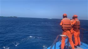 琉球籍漁船海上失蹤　船長家屬心急（2）屏東琉球籍漁船「漁順昇168號」出海作業，5日晚間通報求救後失聯，海巡單位到場卻未見船蹤，截至6日傍晚仍未尋獲；船長父子等人都在船上，家屬心急如焚，目前相關單位還在持續搜救中。（琉球區漁會提供）中央社記者郭芷瑄傳真  110年5月6日