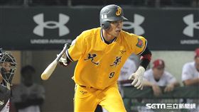 ▲中信兄弟三壘手王威晨安打，陳偉漢跑回追平分。（圖／記者劉彥池攝影）