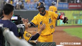 ▲中信兄弟三壘手王威晨安打，陳偉漢跑回追平分。（圖／記者劉彥池攝影）