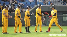 ▲中信兄弟張志豪從賴鴻誠手中敲出滿貫砲。（圖／記者劉彥池攝影）