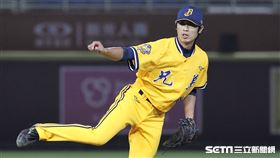 ▲中信兄弟投手官大元中繼2.1局無失分，拿下本季首勝。（圖／記者劉彥池攝影）