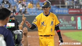 ▲中信兄弟三壘手王威晨5打數3安打跑回4分。（圖／記者劉彥池攝影）