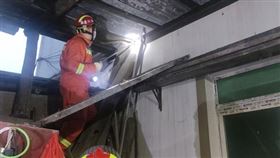 ▲消防隊員出動捕蛇。（圖／翻攝自彭州市公安微信）