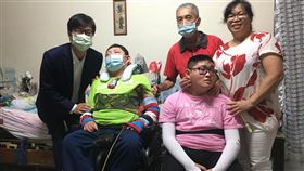 陳其邁訪視「慈暉獎」獲獎媽媽林怡利高雄市長陳其邁（左）6日前往探視榮獲全國十大傑出愛心媽媽「慈暉獎」的高雄媽媽林怡利（右），預祝母親節快樂。（高雄市社會局提供）中央社記者洪學廣傳真  110年5月6日