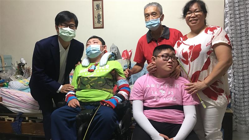 顧身障兒從不喊苦　高雄媽媽獲慈暉獎