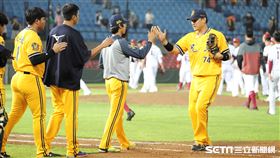 ▲中信兄弟官大元拿下本季首勝，賽後和隊友擊掌。（圖／記者劉彥池攝影）