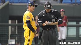 ▲中信兄弟總教練林威助和主審更換守備陣容。（圖／記者劉彥池攝影）