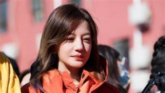 趙薇披日本軍旗惹議！遭《還珠》除名