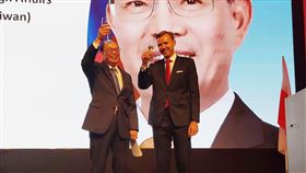 波蘭台北辦事處舉辦五三憲法節暨國慶日酒會波蘭台北辦事處6日在台北舉辦酒會慶祝五三憲法節暨國慶日，辦事處代理處長李波（右）及外交部政務次長曾厚仁（左）出席致詞。中央社記者鍾佑貞攝  110年5月6日